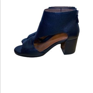 Gentle Soul by Kenneth Cole Roan Black Leather Heeled Sandals ( size 9)